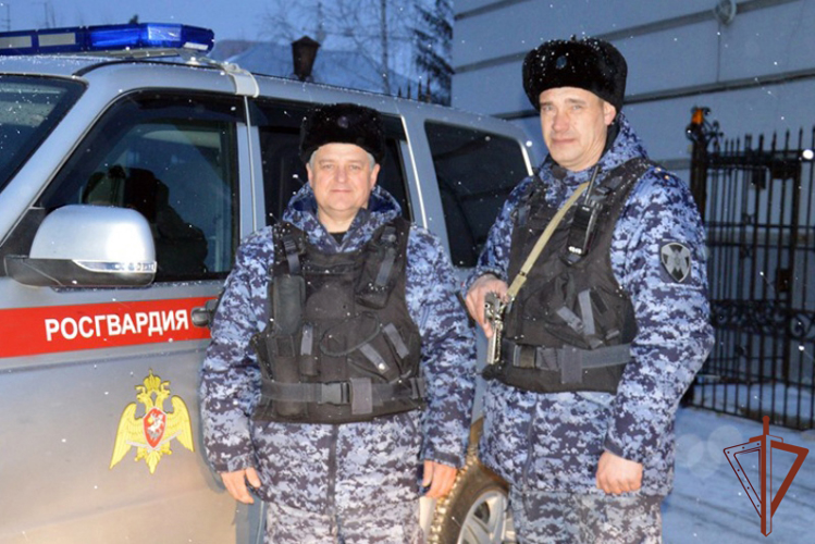 В Алтайском крае сотрудники Росгвардии пришли на помощь водителю и пассажирам неисправного автомобиля