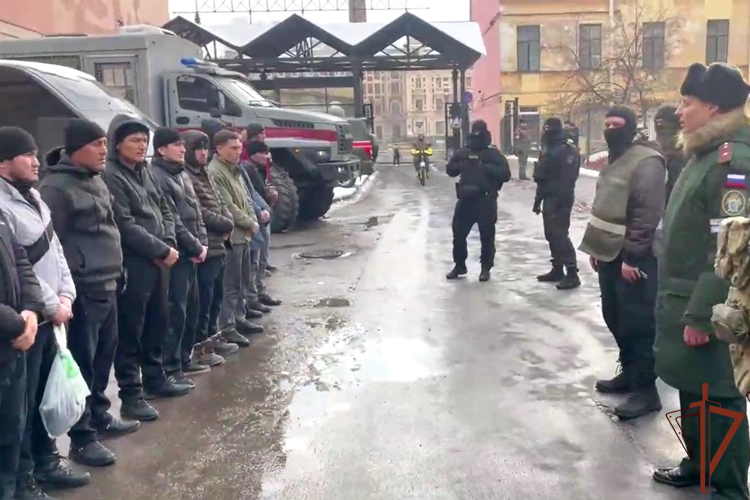 В Санкт-Петербурге при содействии ОМОН Росгвардии прошел рейд по выявлению натурализованных граждан, не вставших на воинский учет