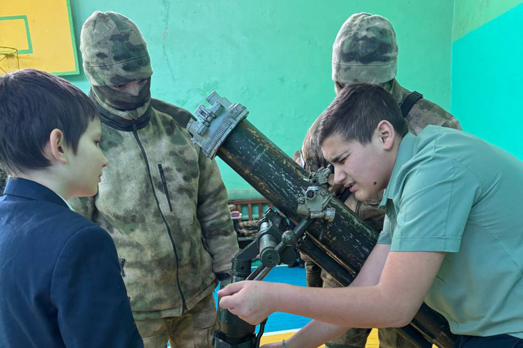 Военнослужащие Росгвардии организовали праздник для детей ЛНР ко Дню защитника Отечества (видео)