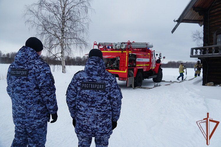 Сотрудники Росгвардии приняли участие в совместном учении с МЧС на острове Кижи
