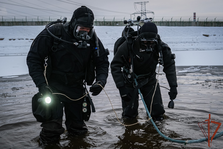 В Ленинградской области водолазы Северо-Западного округа Росгвардии из 6 регионов отработали поиск взрывных устройств (видео)