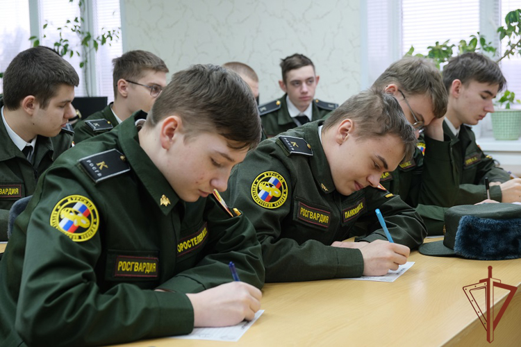 Военнослужащие Росгвардии в Курске провели патриотическую акцию «Письмо солдату» (видео)