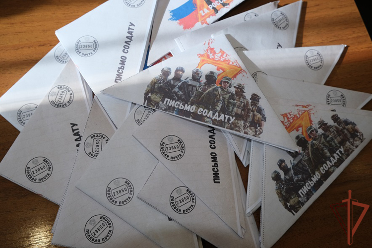 Военнослужащие Росгвардии в Курске провели патриотическую акцию «Письмо солдату» (видео)