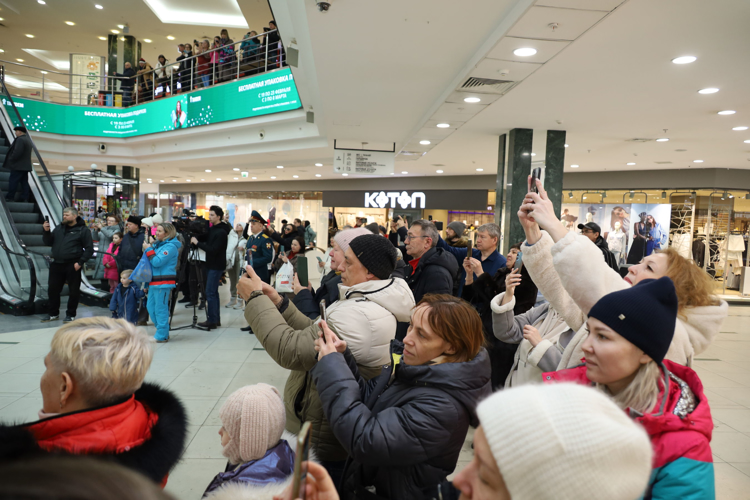 В День защитника Отечества росгвардейцы устроили музыкальный сюрприз посетителям казанского торгового центра