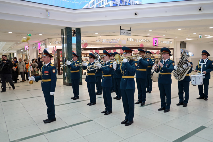 В День защитника Отечества росгвардейцы устроили музыкальный сюрприз посетителям казанского торгового центра