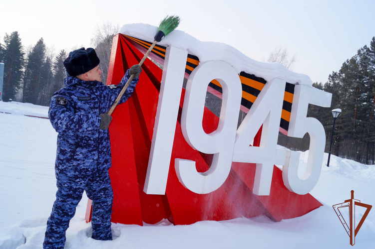 Росгвардейцы в Кузбассе привели в порядок мемориалы защитников Отечества