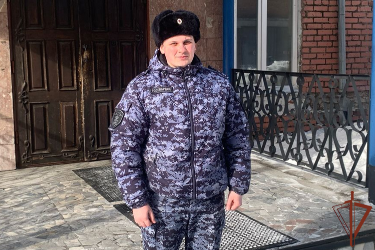 В Кузбассе сотрудник Росгвардии пришел на помощь почувствовавшей себя плохо женщине