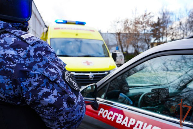 Росгвардейцы в Москве помогли почувствовавшему себя плохо пенсионеру  (видео)