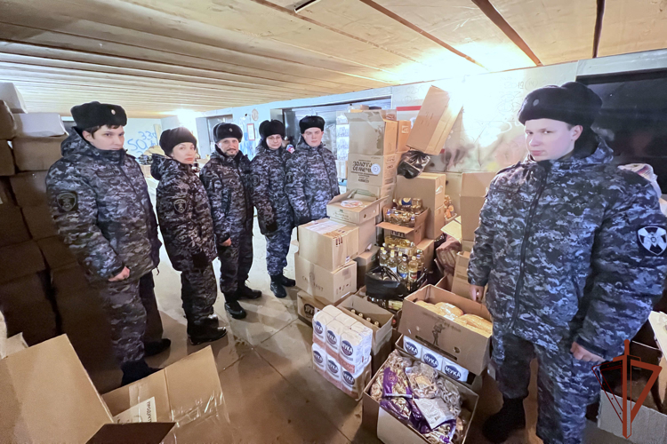В Санкт-Петербурге сотрудники Росгвардии направили гуманитарную помощь в зону СВО