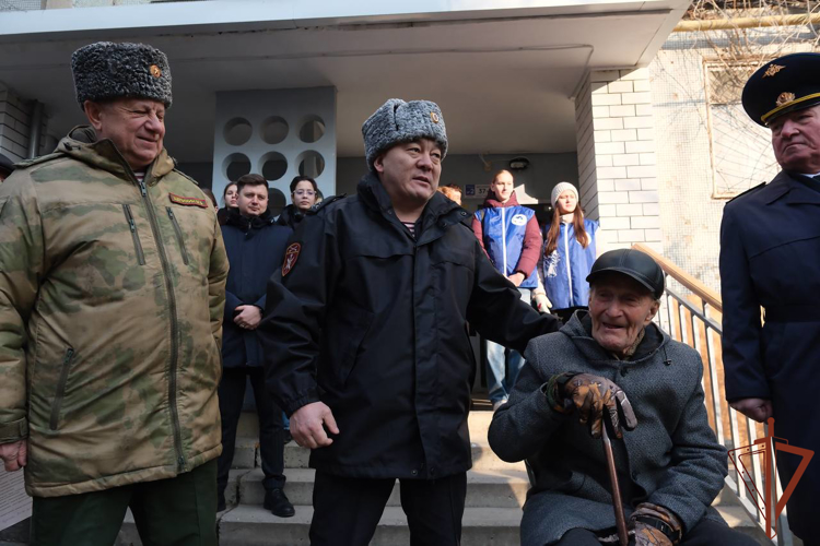 Росгвардейцы провели парад у дома ветерана в День победы в Сталинградской битве