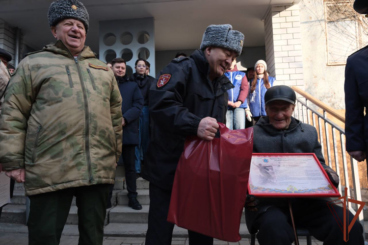 Росгвардейцы провели парад у дома ветерана в День победы в Сталинградской битве