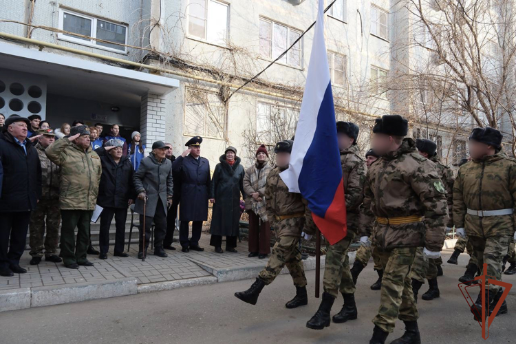 Росгвардейцы провели парад у дома ветерана в День победы в Сталинградской битве