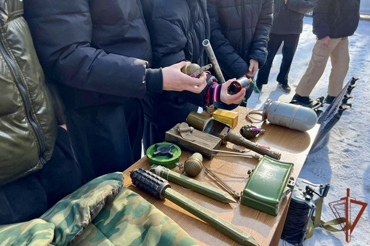 В спецподразделениях регионального управления Росгвардии прошел день открытых дверей для астраханских школьников