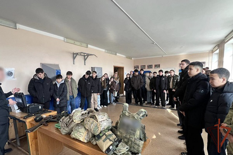 В спецподразделениях регионального управления Росгвардии прошел день открытых дверей для астраханских школьников