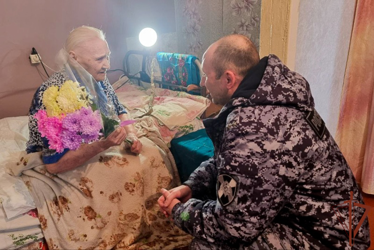 Росгвардейцы в Красноярском крае вручили медаль к 80-летию Великой Победы труженице тыла