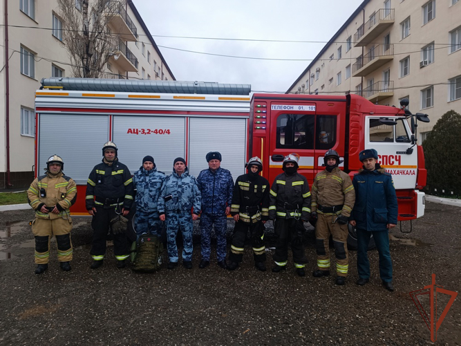 Росгвардейцы приняли участие в совместных с МЧС пожарно-тактических занятиях в Дагестане
