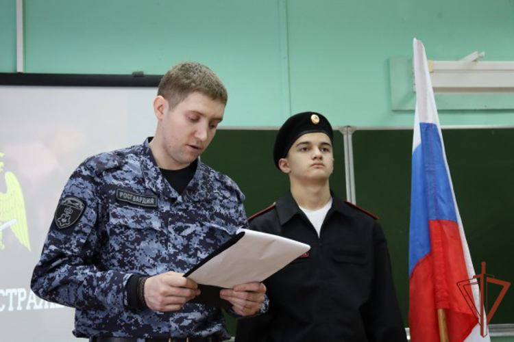 «Парту Героя» в честь погибшего при исполнении служебного долга бойца ОМОН открыли в Ярославской области