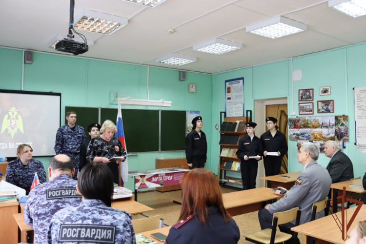 «Парту Героя» в честь погибшего при исполнении служебного долга бойца ОМОН открыли в Ярославской области
