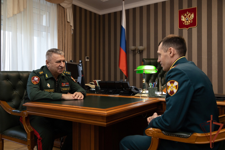 Командующий Приволжским округом Росгвардии встретился с Героем России майором Андреем Филоненко (видео)