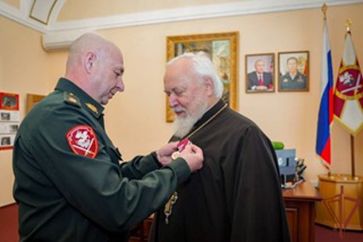 Настоятелю петербургского собора вручили медаль Росгвардии 