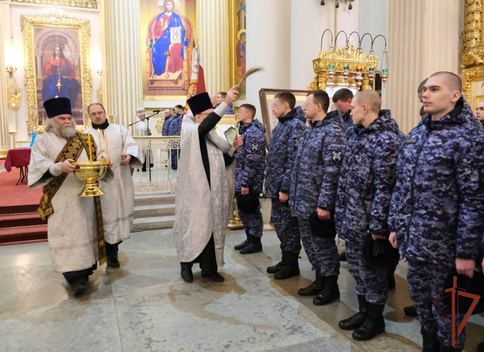 В Санкт-Петербурге освятили ленту к Боевому знамени специального моторизованного Измайловского полка Северо-Западного округа Росгвардии