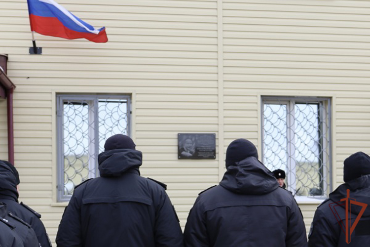 В память о  сотруднике Росгвардии в Благовещенске установили мемориальную доску