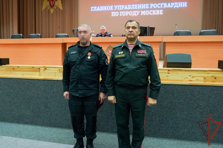 Командующий Центральным округом Росгвардии в Москве вручил государственные награды отличившимся сотрудникам СОБР