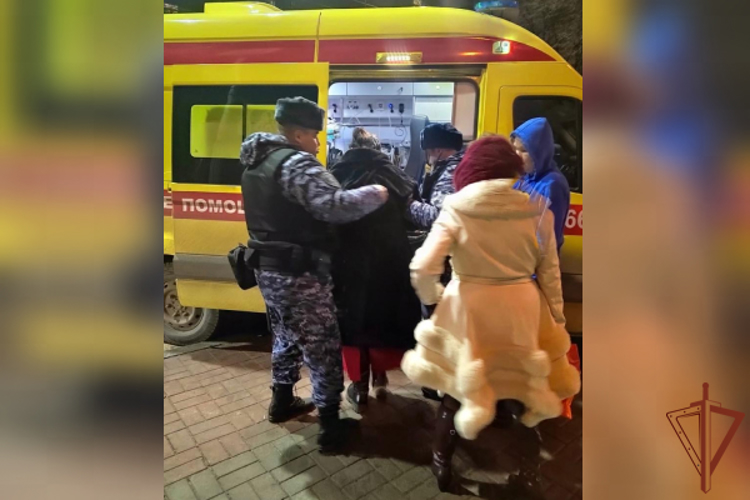 Росгвардейцы пришли на помощь почувствовавшей недомогание жительнице Санкт-Петербурга