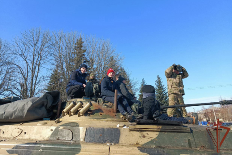 Военнослужащие Росгвардии организовали праздник для детей ЛНР ко Дню защитника Отечества (видео)