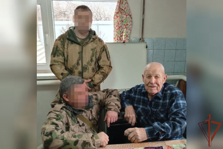 В ЛНР росгвардейцы поздравили с Днем защитника Отечества 102-летнего ветерана Великой Отечественной войны