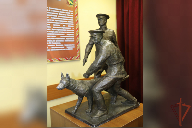 В Пермском военном институте Росгвардии впервые прошла торжественная церемония вручения щенков курсантам-кинологам (видео)