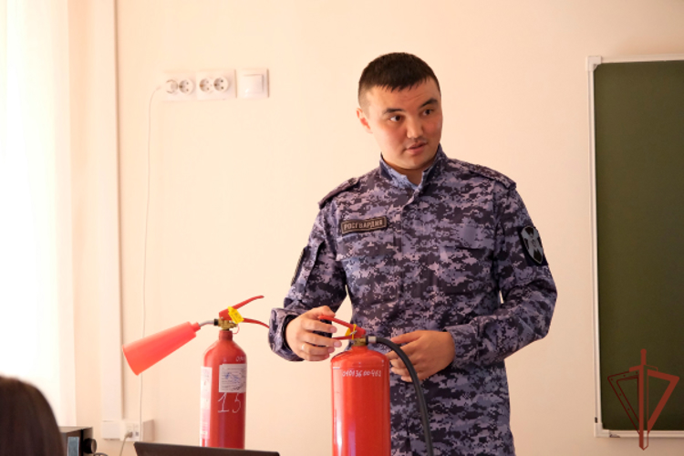 В регионах Сибири росгвардейцы провели профилактические занятия с воспитанниками профильных классов