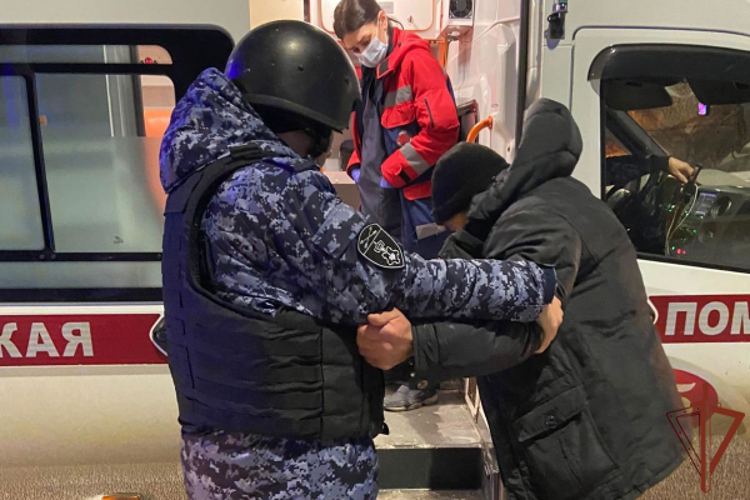 Сотрудники Росгвардии в Омске пришли на помощь потерявшему сознание на улице мужчине