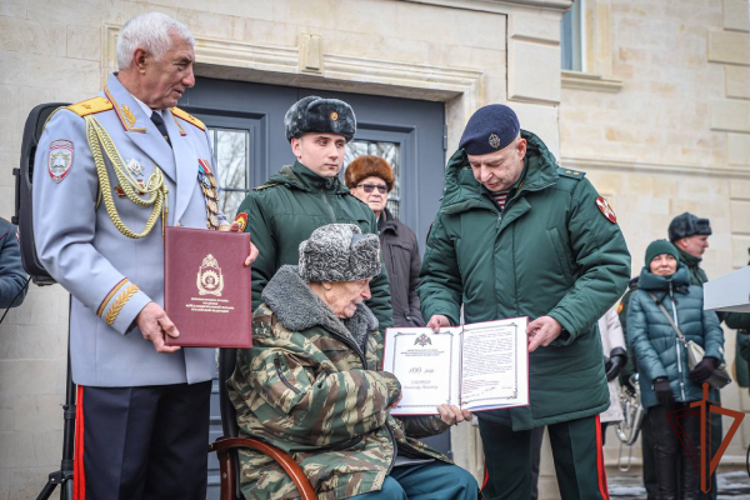 В Санкт-Петербурге росгвардейцы поздравили со 100-летием ветерана Великой Отечественной войны (видео)