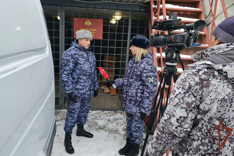 Росгвардейцы рассказали представителям уральских СМИ о передаче оружия в районы СВО (видео)