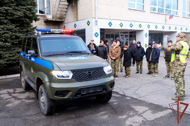Представители Росгвардии рассказали учащимся профильных классов Запорожской и Херсонской областей о правилах дорожной безопасности