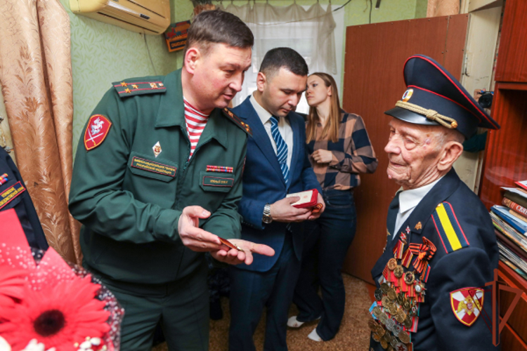 Заместитель командующего Южным округом Росгвардии вручил ветерану юбилейную медаль