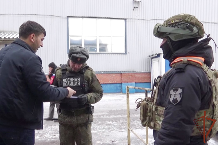 ОМОН Росгвардии обеспечил проведение в Санкт-Петербурге совместного рейда военного следствия и военной полиции