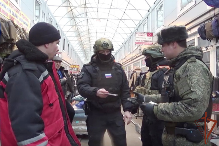 ОМОН Росгвардии обеспечил проведение в Санкт-Петербурге совместного рейда военного следствия и военной полиции