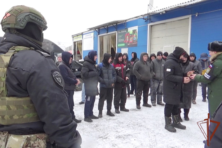 ОМОН Росгвардии обеспечил проведение в Санкт-Петербурге совместного рейда военного следствия и военной полиции