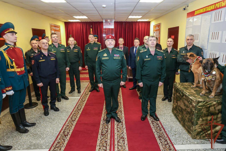В Пермском военном институте Росгвардии впервые прошла торжественная церемония вручения щенков курсантам-кинологам (видео)