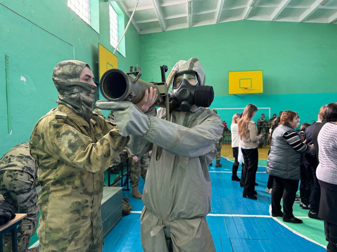 Военнослужащие Росгвардии организовали праздник для детей ЛНР ко Дню защитника Отечества (видео)