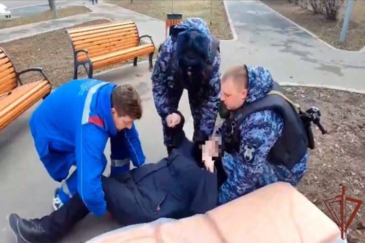 Почувствовавшей недомогание пожилой москвичке пришли на помощь сотрудники Росгвардии (видео)