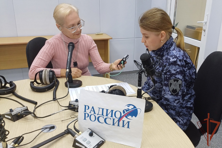 В Уральском округе Росгвардии поздравили сотрудников радиостанций с профессиональным праздником
