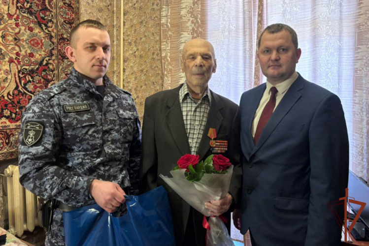 Росгвардейцы в Алтайском крае вручили ветерану медаль к 80-летию Победы 