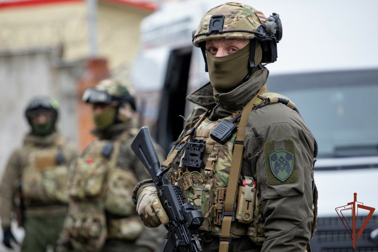 В Калининградской области при силовой поддержке СОБР Росгвардии задержаны подозреваемые в коррупционном преступлении (видео)