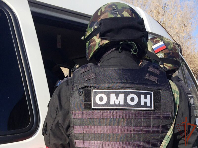 В Красноярском крае при силовой поддержке ОМОН Росгвардии  задержаны подозреваемые в краже