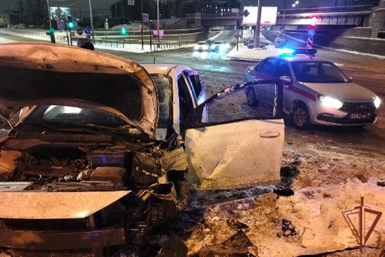 Росгвардейцы оказали доврачебную помощь пострадавшим в ДТП в Санкт-Петербурге