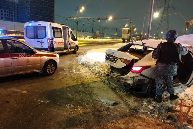 Росгвардейцы оказали доврачебную помощь пострадавшим в ДТП в Санкт-Петербурге