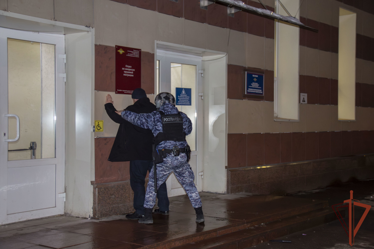 В Санкт-Петербурге сотрудники Росгвардии провели занятия по задержанию вооруженных преступников 